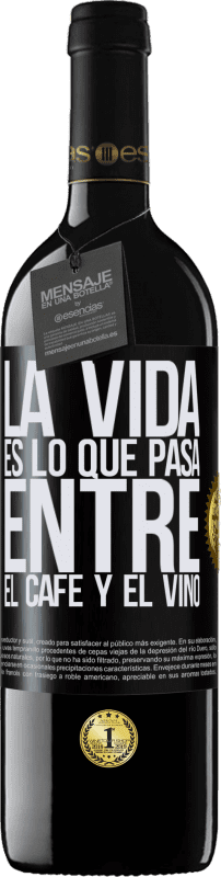 39,95 € Envío gratis | Vino Tinto Edición RED MBE Reserva La vida es lo que pasa entre el café y el vino Etiqueta Negra. Etiqueta personalizable Reserva 12 Meses Cosecha 2016 Tempranillo