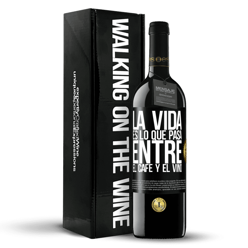 39,95 € Envío gratis | Vino Tinto Edición RED MBE Reserva La vida es lo que pasa entre el café y el vino Etiqueta Negra. Etiqueta personalizable Reserva 12 Meses Cosecha 2015 Tempranillo