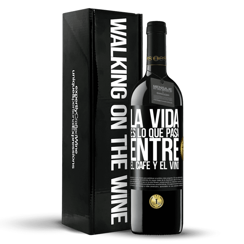 39,95 € Envío gratis | Vino Tinto Edición RED MBE Reserva La vida es lo que pasa entre el café y el vino Etiqueta Negra. Etiqueta personalizable Reserva 12 Meses Cosecha 2016 Tempranillo