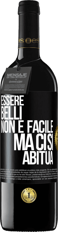 39,95 € Spedizione Gratuita | Vino rosso Edizione RED MBE Riserva Essere belli non è facile, ma ci si abitua Etichetta Nera. Etichetta personalizzabile Riserva 12 Mesi Raccogliere 2016 Tempranillo