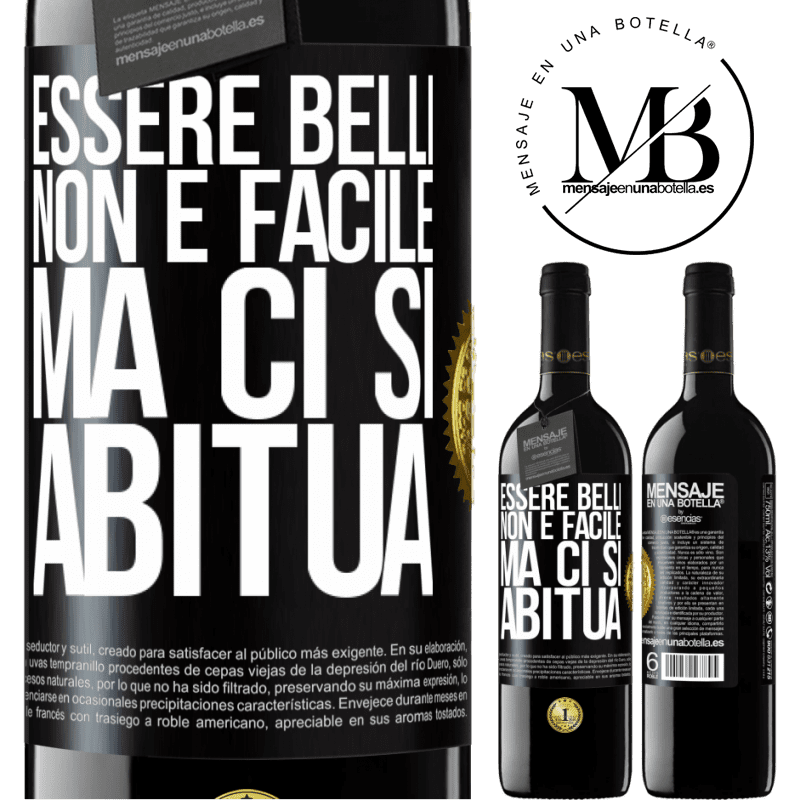 39,95 € Spedizione Gratuita | Vino rosso Edizione RED MBE Riserva Essere belli non è facile, ma ci si abitua Etichetta Nera. Etichetta personalizzabile Riserva 12 Mesi Raccogliere 2015 Tempranillo