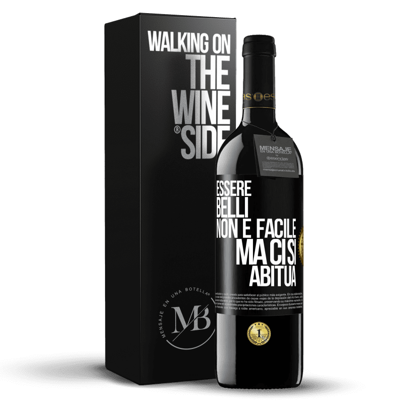 39,95 € Spedizione Gratuita | Vino rosso Edizione RED MBE Riserva Essere belli non è facile, ma ci si abitua Etichetta Nera. Etichetta personalizzabile Riserva 12 Mesi Raccogliere 2015 Tempranillo