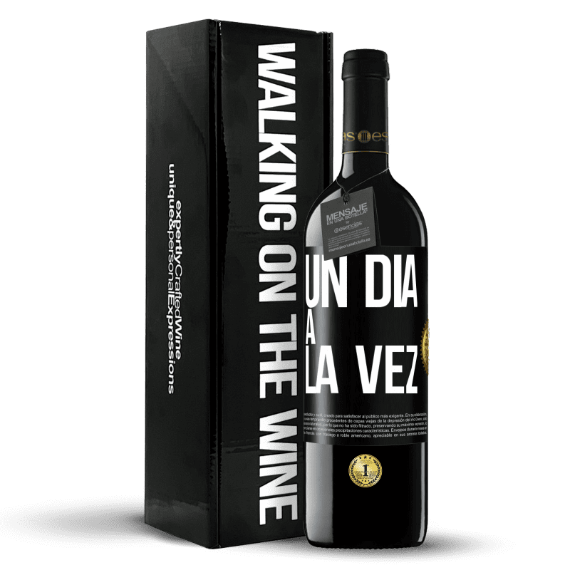 39,95 € Envío gratis | Vino Tinto Edición RED MBE Reserva Un día a la vez Etiqueta Negra. Etiqueta personalizable Reserva 12 Meses Cosecha 2015 Tempranillo