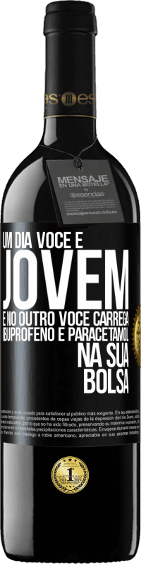 39,95 € Envio grátis | Vinho tinto Edição RED MBE Reserva Um dia você é jovem e no outro você carrega ibuprofeno e paracetamol na sua bolsa Etiqueta Preta. Etiqueta personalizável Reserva 12 Meses Colheita 2016 Tempranillo