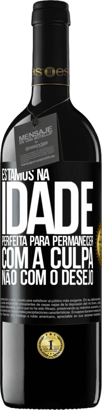 39,95 € Envio grátis | Vinho tinto Edição RED MBE Reserva Estamos na idade perfeita, para permanecer com a culpa, não com o desejo Etiqueta Preta. Etiqueta personalizável Reserva 12 Meses Colheita 2016 Tempranillo