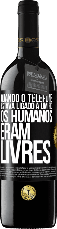 Envio grátis | Vinho tinto Edição RED MBE Reserva Quando o telefone estava ligado a um fio, os humanos eram livres Etiqueta Preta. Etiqueta personalizável Reserva 12 Meses Colheita 2014 Tempranillo