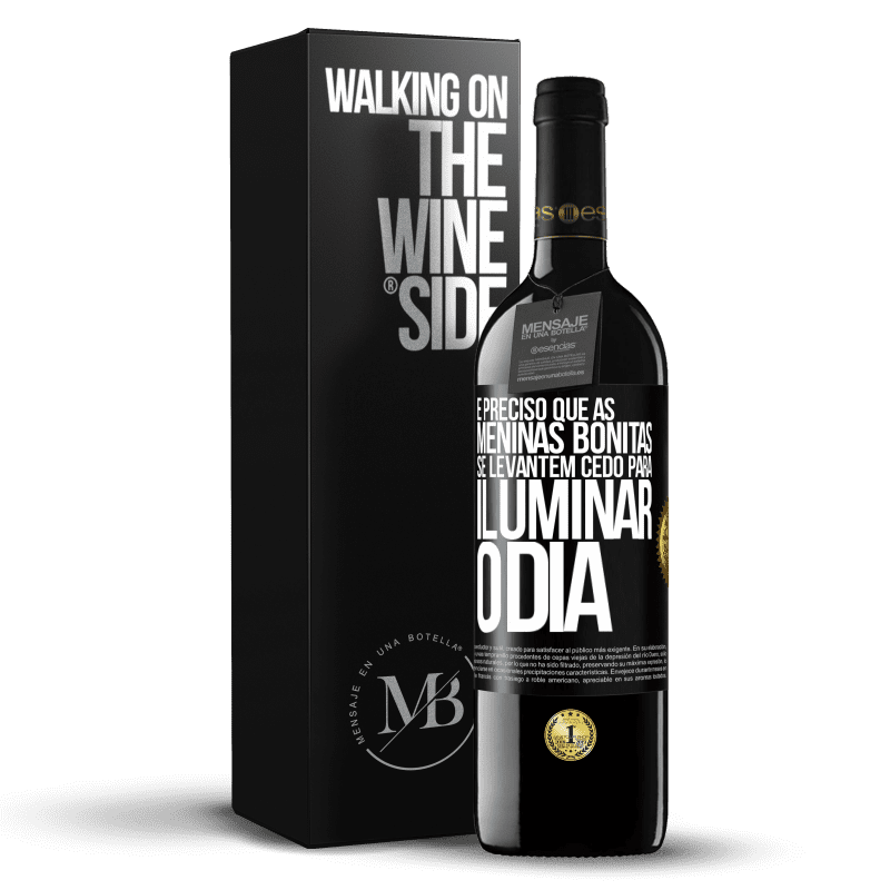 39,95 € Envio grátis | Vinho tinto Edição RED MBE Reserva É preciso que as meninas bonitas se levantem cedo para iluminar o dia Etiqueta Preta. Etiqueta personalizável Reserva 12 Meses Colheita 2016 Tempranillo