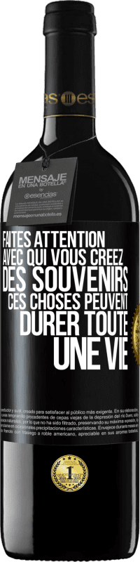 Envoi gratuit | Vin rouge Édition RED MBE Réserve Faites attention avec qui vous créez des souvenirs. Ces choses peuvent durer toute une vie Étiquette Noire. Étiquette personnalisable Réserve 12 Mois Récolte 2014 Tempranillo