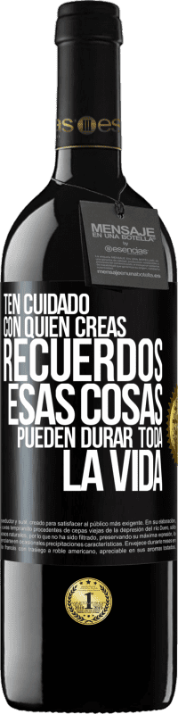 39,95 € Envío gratis | Vino Tinto Edición RED MBE Reserva Ten cuidado con quién creas recuerdos. Esas cosas pueden durar toda la vida Etiqueta Negra. Etiqueta personalizable Reserva 12 Meses Cosecha 2016 Tempranillo