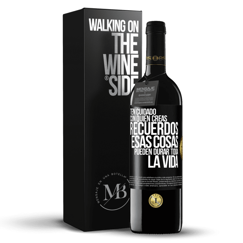 39,95 € Envío gratis | Vino Tinto Edición RED MBE Reserva Ten cuidado con quién creas recuerdos. Esas cosas pueden durar toda la vida Etiqueta Negra. Etiqueta personalizable Reserva 12 Meses Cosecha 2014 Tempranillo