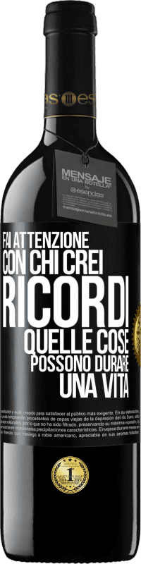 39,95 € Spedizione Gratuita | Vino rosso Edizione RED MBE Riserva Fai attenzione con chi crei ricordi. Quelle cose possono durare una vita Etichetta Nera. Etichetta personalizzabile Riserva 12 Mesi Raccogliere 2016 Tempranillo