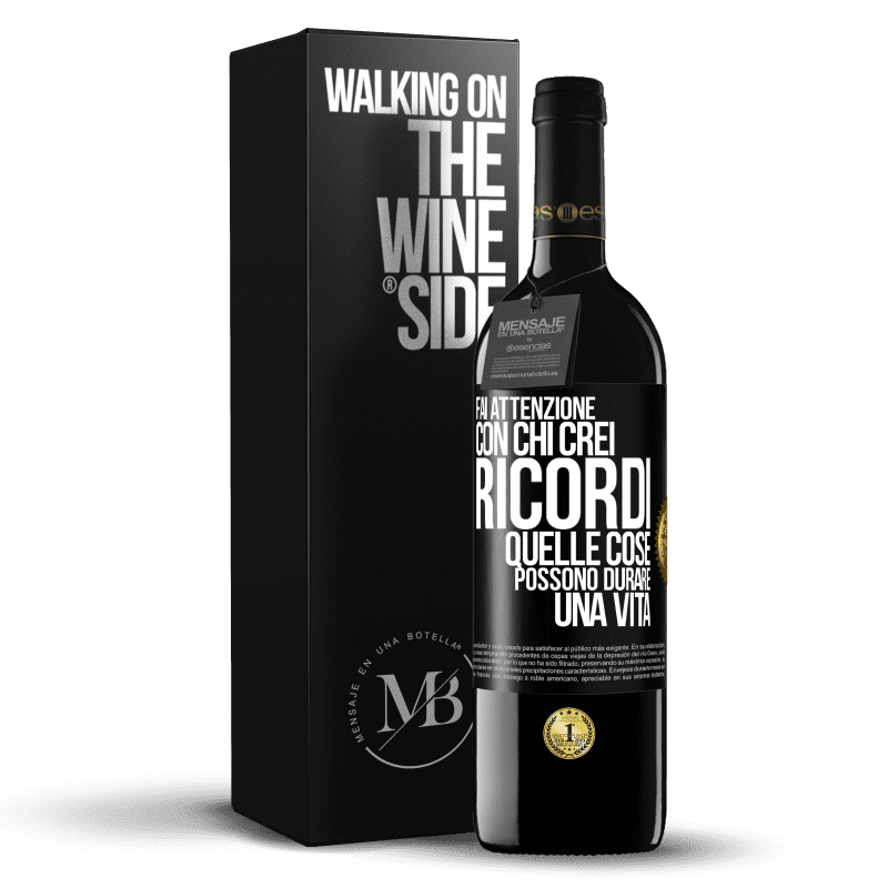 39,95 € Spedizione Gratuita | Vino rosso Edizione RED MBE Riserva Fai attenzione con chi crei ricordi. Quelle cose possono durare una vita Etichetta Nera. Etichetta personalizzabile Riserva 12 Mesi Raccogliere 2016 Tempranillo