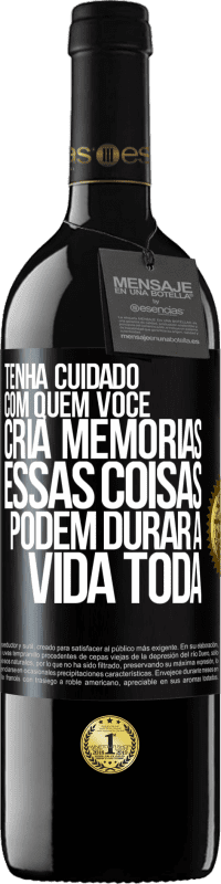 Envio grátis | Vinho tinto Edição RED MBE Reserva Tenha cuidado com quem você cria memórias. Essas coisas podem durar a vida toda Etiqueta Preta. Etiqueta personalizável Reserva 12 Meses Colheita 2014 Tempranillo