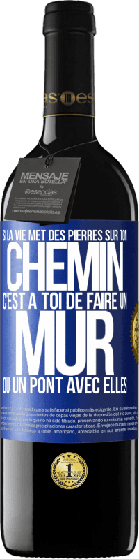 39,95 € | Vin rouge Édition RED MBE Réserve Si la vie met des pierres sur ton chemin c'est à toi de faire un mur ou un pont avec elles Étiquette Bleue. Étiquette personnalisable Réserve 12 Mois Récolte 2014 Tempranillo