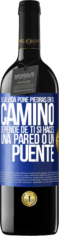 39,95 € Envío gratis | Vino Tinto Edición RED MBE Reserva Si la vida pone piedras en tu camino, depende de ti si haces una pared o un puente Etiqueta Azul. Etiqueta personalizable Reserva 12 Meses Cosecha 2016 Tempranillo