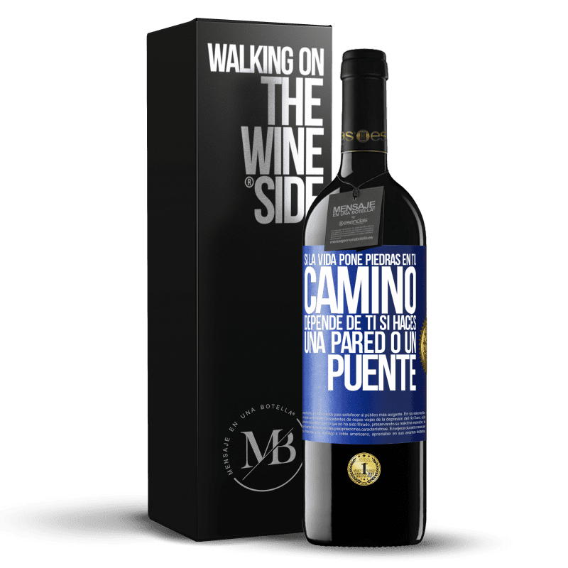 39,95 € Envío gratis | Vino Tinto Edición RED MBE Reserva Si la vida pone piedras en tu camino, depende de ti si haces una pared o un puente Etiqueta Azul. Etiqueta personalizable Reserva 12 Meses Cosecha 2014 Tempranillo