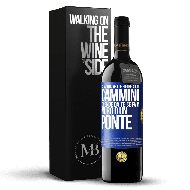 39,95 € Spedizione Gratuita | Vino rosso Edizione RED MBE Riserva Se la vita mette pietre sul tuo cammino, dipende da te se fai un muro o un ponte Etichetta Blu. Etichetta personalizzabile Riserva 12 Mesi Raccogliere 2014 Tempranillo