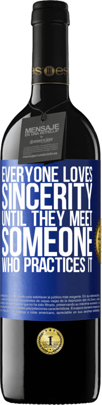 39,95 € | Красное вино Издание RED MBE Бронировать Все любят искренность. Пока они не встретят кого-то, кто практикует это Синяя метка. Настраиваемая этикетка Бронировать 12 Месяцы Урожай 2016 Tempranillo