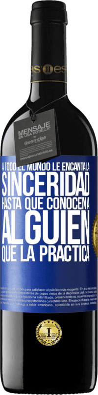 39,95 € | Vino Tinto Edición RED MBE Reserva A todo el mundo le encanta la sinceridad. Hasta que conocen a alguien que la practica Etiqueta Azul. Etiqueta personalizable Reserva 12 Meses Cosecha 2016 Tempranillo