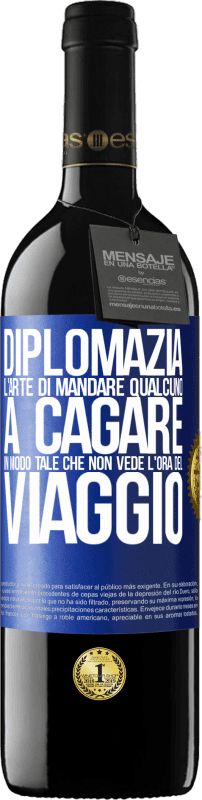 39,95 € | Vino rosso Edizione RED MBE Riserva Diplomazia. L'arte di mandare qualcuno a cagare in modo tale che non vede l'ora del viaggio Etichetta Blu. Etichetta personalizzabile Riserva 12 Mesi Raccogliere 2015 Tempranillo