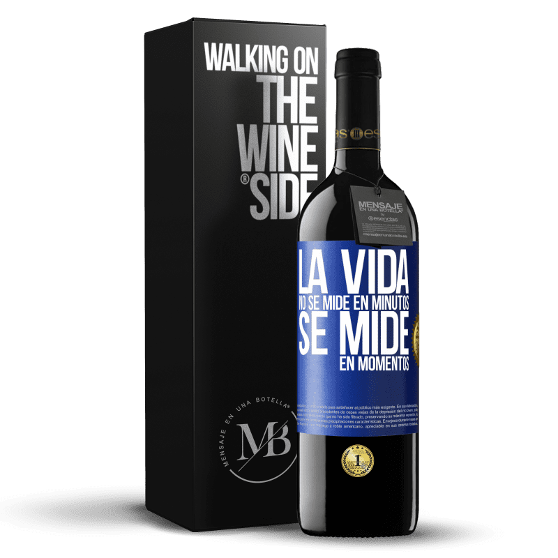 39,95 € Envío gratis | Vino Tinto Edición RED MBE Reserva La vida no se mide en minutos, se mide en momentos Etiqueta Azul. Etiqueta personalizable Reserva 12 Meses Cosecha 2015 Tempranillo