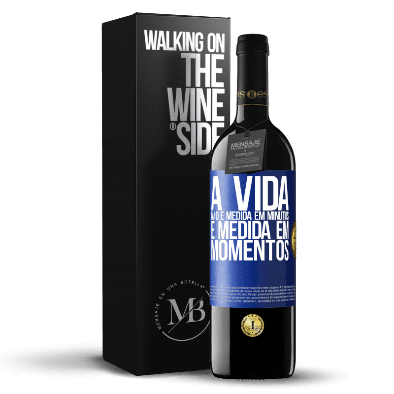 39,95 € Envio grátis | Vinho tinto Edição RED MBE Reserva A vida não é medida em minutos, é medida em momentos Etiqueta Azul. Etiqueta personalizável Reserva 12 Meses Colheita 2015 Tempranillo