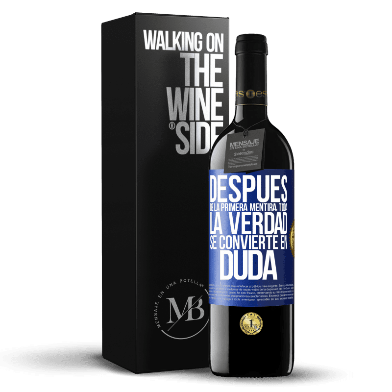 39,95 € Envío gratis | Vino Tinto Edición RED MBE Reserva Después de la primera mentira, toda la verdad se convierte en duda Etiqueta Azul. Etiqueta personalizable Reserva 12 Meses Cosecha 2015 Tempranillo