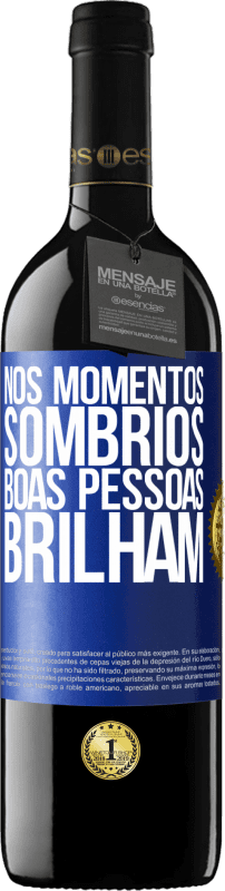 39,95 € | Vinho tinto Edição RED MBE Reserva Nos momentos sombrios, boas pessoas brilham Etiqueta Azul. Etiqueta personalizável Reserva 12 Meses Colheita 2016 Tempranillo
