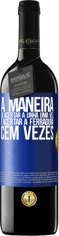 39,95 € | Vinho tinto Edição RED MBE Reserva A maneira de acertar a unha uma vez é acertar a ferradura cem vezes Etiqueta Azul. Etiqueta personalizável Reserva 12 Meses Colheita 2015 Tempranillo