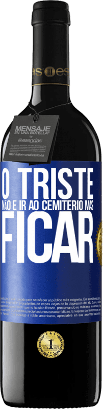 39,95 € | Vinho tinto Edição RED MBE Reserva O triste não é ir ao cemitério, mas ficar Etiqueta Azul. Etiqueta personalizável Reserva 12 Meses Colheita 2016 Tempranillo