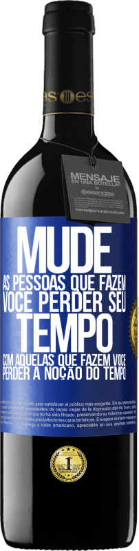 39,95 € | Vinho tinto Edição RED MBE Reserva Mude as pessoas que fazem você perder seu tempo com aquelas que fazem você perder a noção do tempo Etiqueta Azul. Etiqueta personalizável Reserva 12 Meses Colheita 2016 Tempranillo