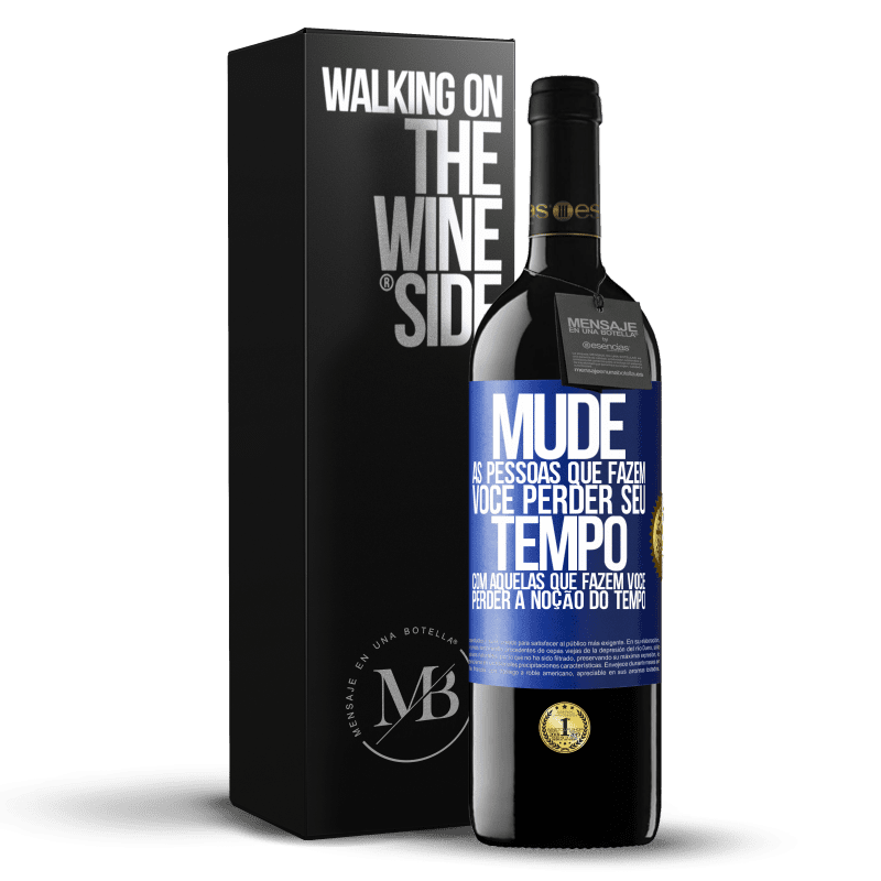 39,95 € Envio grátis | Vinho tinto Edição RED MBE Reserva Mude as pessoas que fazem você perder seu tempo com aquelas que fazem você perder a noção do tempo Etiqueta Azul. Etiqueta personalizável Reserva 12 Meses Colheita 2015 Tempranillo