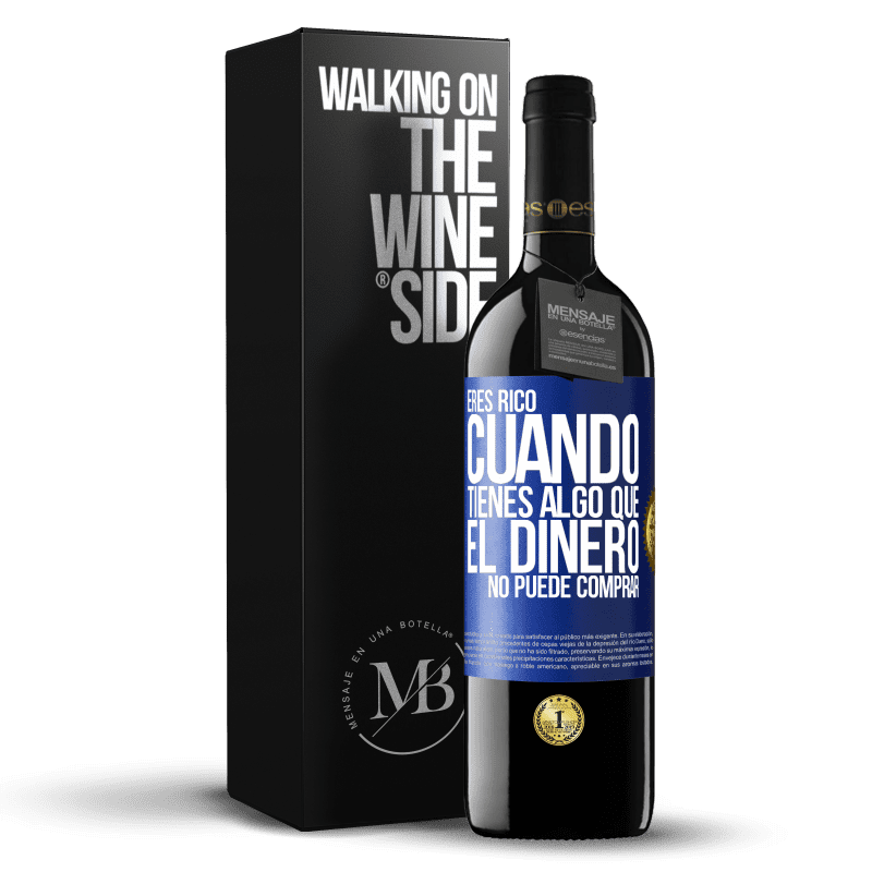 39,95 € Envío gratis | Vino Tinto Edición RED MBE Reserva Eres rico cuando tienes algo que el dinero no puede comprar Etiqueta Azul. Etiqueta personalizable Reserva 12 Meses Cosecha 2015 Tempranillo