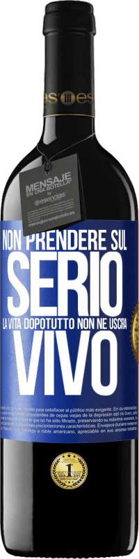 39,95 € Spedizione Gratuita | Vino rosso Edizione RED MBE Riserva Non prendere sul serio la vita, dopotutto, non ne uscirai vivo Etichetta Blu. Etichetta personalizzabile Riserva 12 Mesi Raccogliere 2016 Tempranillo