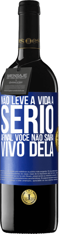 39,95 € | Vinho tinto Edição RED MBE Reserva Não leve a vida a sério, afinal, você não sairá vivo dela Etiqueta Azul. Etiqueta personalizável Reserva 12 Meses Colheita 2015 Tempranillo