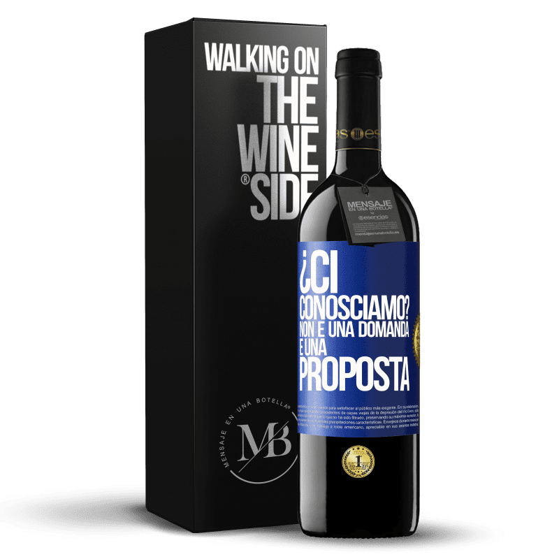 39,95 € Spedizione Gratuita | Vino rosso Edizione RED MBE Riserva ¿Ci conosciamo? Non è una domanda, è una proposta Etichetta Blu. Etichetta personalizzabile Riserva 12 Mesi Raccogliere 2015 Tempranillo