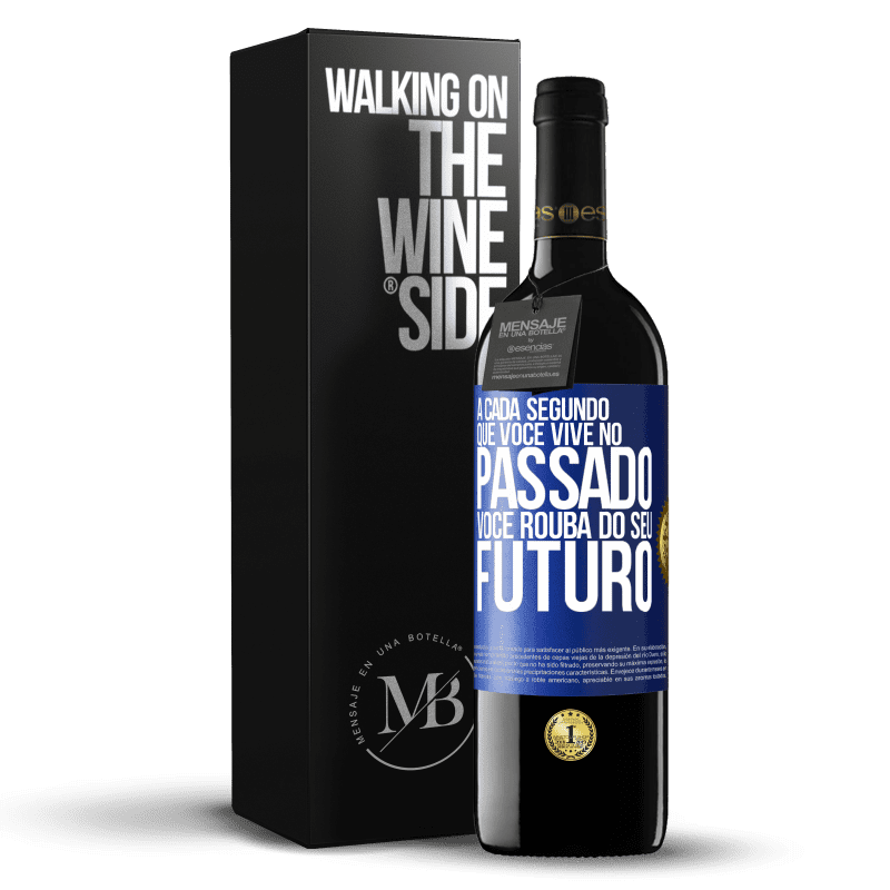 39,95 € Envio grátis | Vinho tinto Edição RED MBE Reserva A cada segundo que você vive no passado, você rouba do seu futuro Etiqueta Azul. Etiqueta personalizável Reserva 12 Meses Colheita 2015 Tempranillo