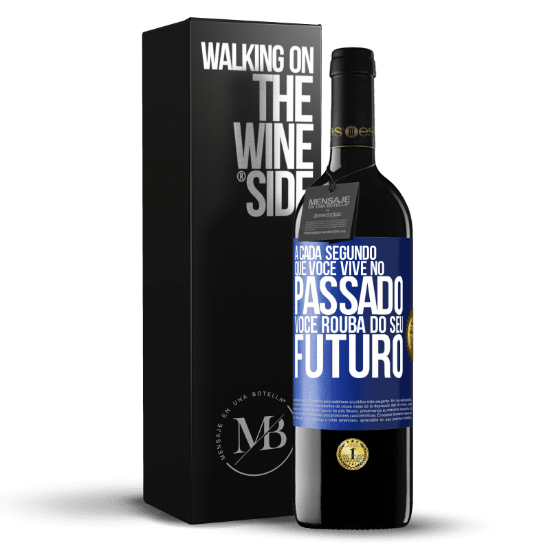 39,95 € Envio grátis | Vinho tinto Edição RED MBE Reserva A cada segundo que você vive no passado, você rouba do seu futuro Etiqueta Azul. Etiqueta personalizável Reserva 12 Meses Colheita 2016 Tempranillo