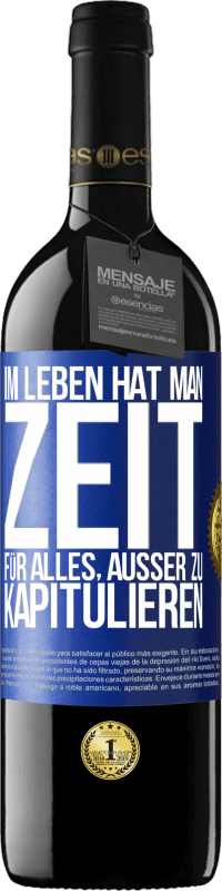 39,95 € Kostenloser Versand | Rotwein RED Ausgabe MBE Reserve Im Leben hat man Zeit für alles, außer zu kapitulieren Blaue Markierung. Anpassbares Etikett Reserve 12 Monate Ernte 2016 Tempranillo