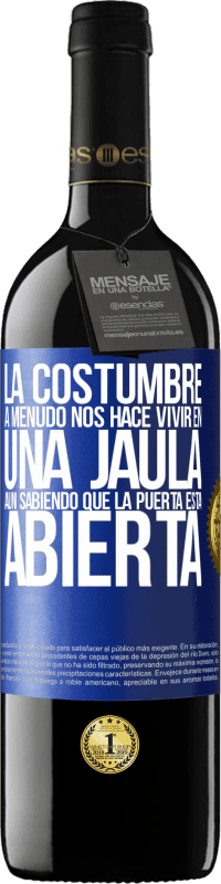 Envío gratis | Vino Tinto Edición RED MBE Reserva La costumbre a menudo nos hace vivir en una jaula aún sabiendo que la puerta está abierta Etiqueta Azul. Etiqueta personalizable Reserva 12 Meses Cosecha 2014 Tempranillo