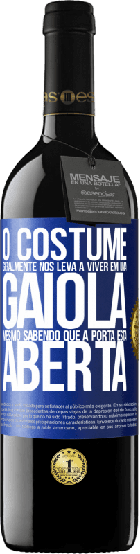 39,95 € | Vinho tinto Edição RED MBE Reserva O costume geralmente nos leva a viver em uma gaiola, mesmo sabendo que a porta está aberta Etiqueta Azul. Etiqueta personalizável Reserva 12 Meses Colheita 2015 Tempranillo