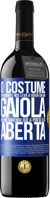 39,95 € Envio grátis | Vinho tinto Edição RED MBE Reserva O costume geralmente nos leva a viver em uma gaiola, mesmo sabendo que a porta está aberta Etiqueta Azul. Etiqueta personalizável Reserva 12 Meses Colheita 2016 Tempranillo