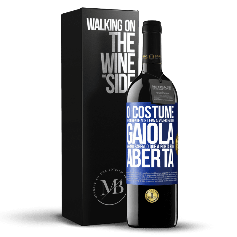 39,95 € Envio grátis | Vinho tinto Edição RED MBE Reserva O costume geralmente nos leva a viver em uma gaiola, mesmo sabendo que a porta está aberta Etiqueta Azul. Etiqueta personalizável Reserva 12 Meses Colheita 2016 Tempranillo