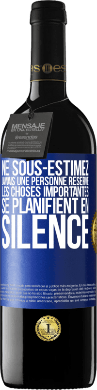 39,95 € | Vin rouge Édition RED MBE Réserve Ne sous-estimez jamais une personne réservé, les choses importantes se planifient en silence Étiquette Bleue. Étiquette personnalisable Réserve 12 Mois Récolte 2015 Tempranillo