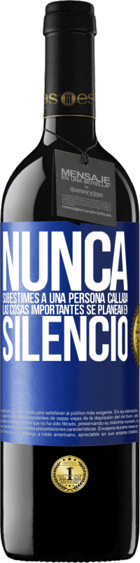 39,95 € | Vino Tinto Edición RED MBE Reserva Nunca subestimes a una persona callada, las cosas importantes se planean en silencio Etiqueta Azul. Etiqueta personalizable Reserva 12 Meses Cosecha 2015 Tempranillo