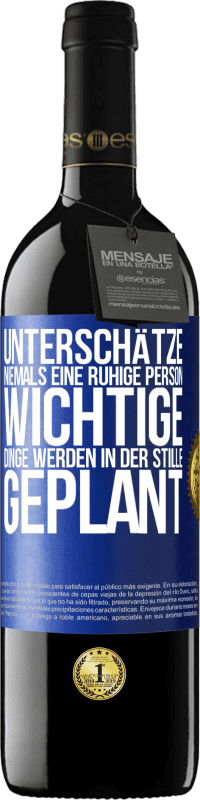 39,95 € | Rotwein RED Ausgabe MBE Reserve Unterschätze niemals eine ruhige Person, wichtige Dinge werden in der Stille geplant Blaue Markierung. Anpassbares Etikett Reserve 12 Monate Ernte 2016 Tempranillo