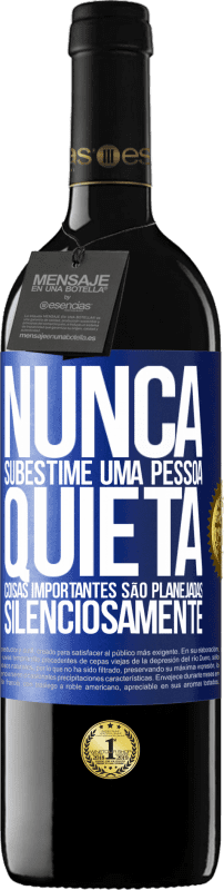 39,95 € | Vinho tinto Edição RED MBE Reserva Nunca subestime uma pessoa quieta, coisas importantes são planejadas silenciosamente Etiqueta Azul. Etiqueta personalizável Reserva 12 Meses Colheita 2015 Tempranillo