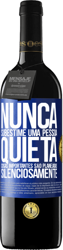 39,95 € | Vinho tinto Edição RED MBE Reserva Nunca subestime uma pessoa quieta, coisas importantes são planejadas silenciosamente Etiqueta Azul. Etiqueta personalizável Reserva 12 Meses Colheita 2016 Tempranillo
