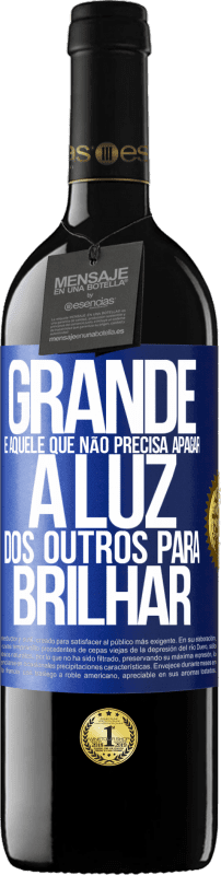 39,95 € | Vinho tinto Edição RED MBE Reserva Grande é aquele que não precisa apagar a luz dos outros para brilhar Etiqueta Azul. Etiqueta personalizável Reserva 12 Meses Colheita 2016 Tempranillo
