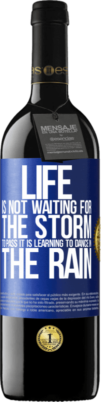 24,95 € Free Shipping | Red Wine RED Edition Crianza 6 Months Life is not waiting for the storm to pass. It is learning to dance in the rain Blue Label. Customizable label Aging in oak barrels 6 Months Harvest 2019 Tempranillo